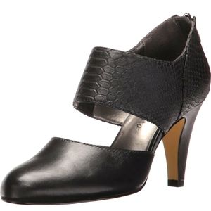 EUC Bella Vita 9W Heels